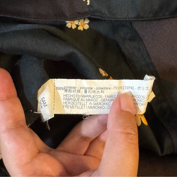 Zara Black Floral Ruffled Blouse

#1102 - Picture 4 of 7